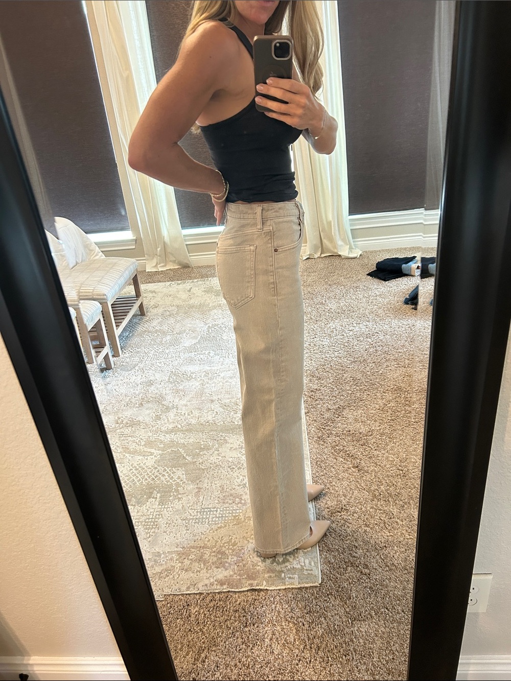 Abercrombie & Fitch Straight-Leg 90’s relaxed high rise Jeans in Light Beige - Picture 3 of 6